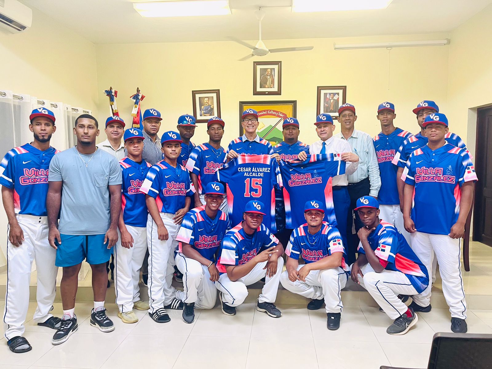 Rueda de prensa y entrega de uniformes al equipo de béisbol olímpico Amateur del municipio de Villa González.